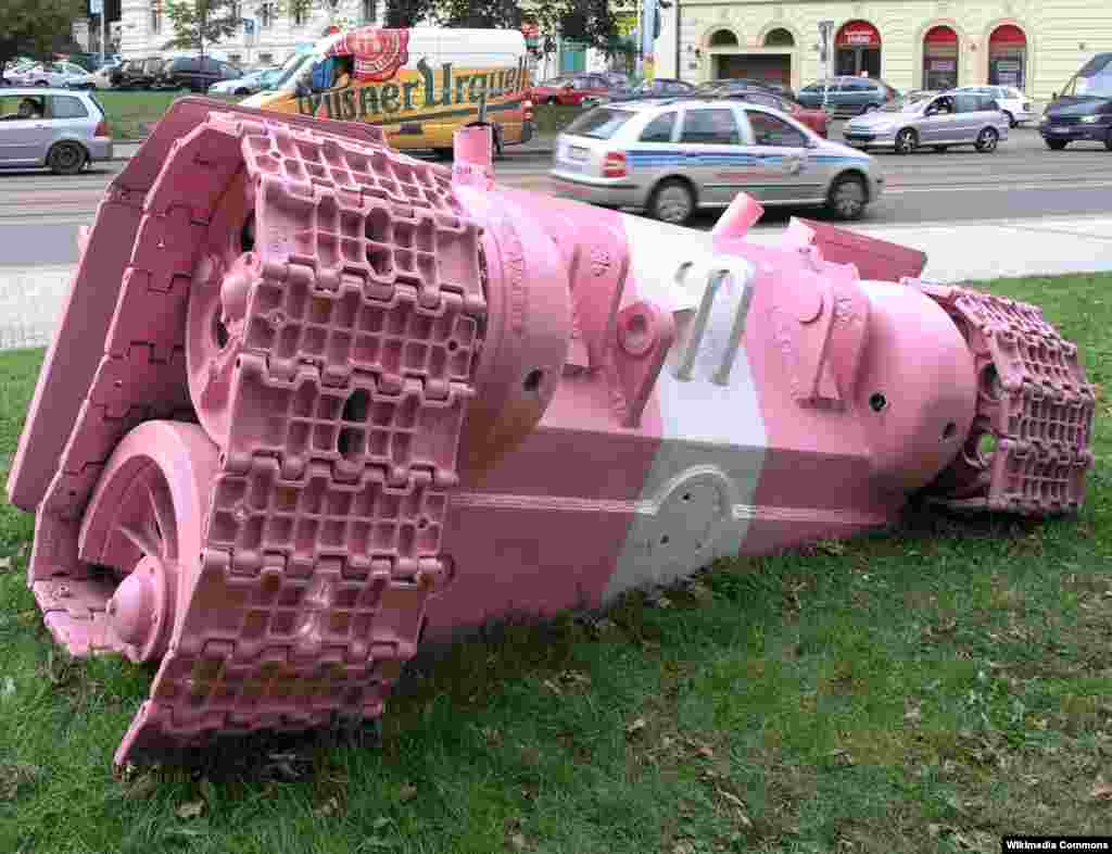 Артефакт на тему памятника советскому танку. Прага, 21 августа 2008 года.  