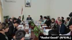 Яке аз нишастҳои хабарӣ. Акс аз бойгонии Радиои Озодӣ