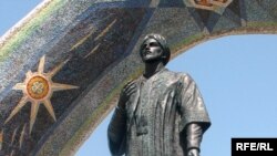 Ҳайкали Рӯдакӣ дар маркази Душанбе