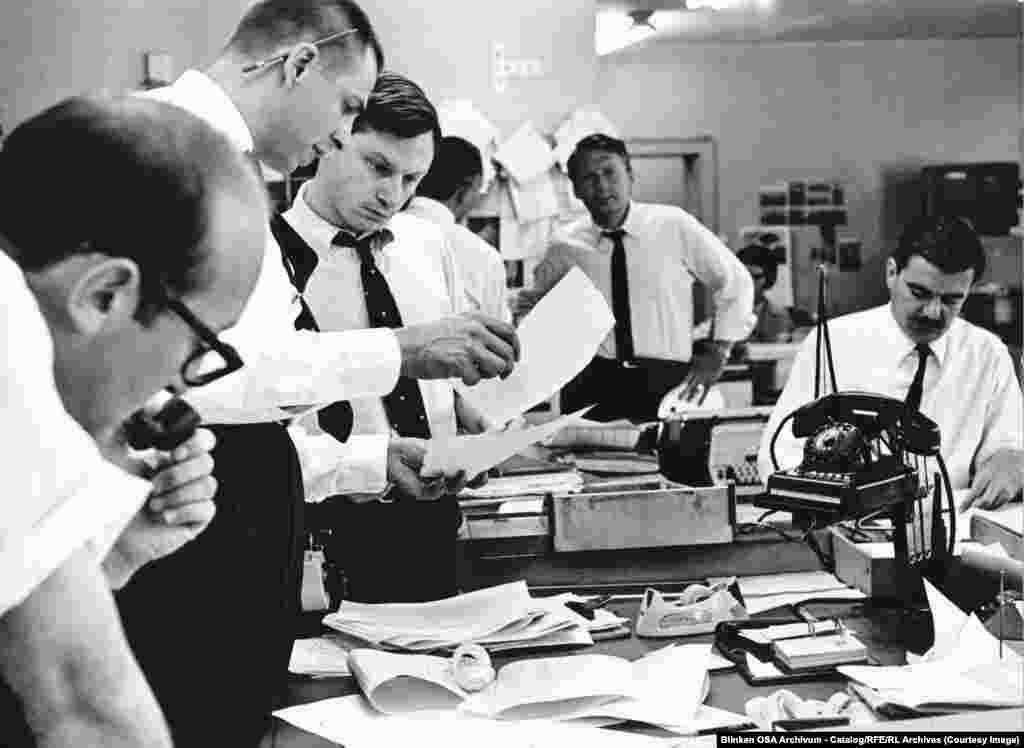 Редакторы за работой в редакции РСЕ в Мюнхене в 1967 году. В 1967 году стало известно о финансировании РСЕ через ЦРУ, и позднее радио начало получать свой бюджет напрямую от Конгресса США. Радио рассматривалось как важный инструмент для ведения войны идей между коммунистическими режимами и западными демократиями.