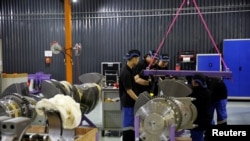 Рабочие Китайской государственной судостроительной корпорации, Шанхай, 25 июля 2017 года