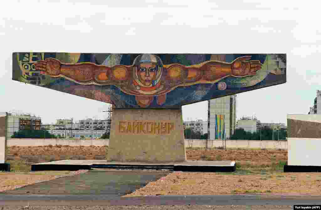 Мозайка в центъра на Байконур. Русия плаща на Казахстан около 115 милиона долара всяка година за използване на стартовата база. Договорът за наем трябва да изтече през 2050 г., но Кремъл в момента изгражда свой собствен стартов обект в Далечния изток на Русия. &nbsp;