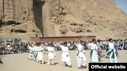 اجرای اتن به وسیله دانش آموزان یک مکتب در ولایت بامیان 