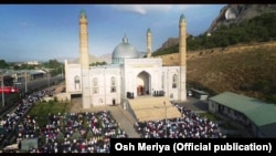 Ош шаарындагы мечиттердин бириндеги айт намазы. Рамазан айынын аягы.  5-июнь, 2019-жыл.
