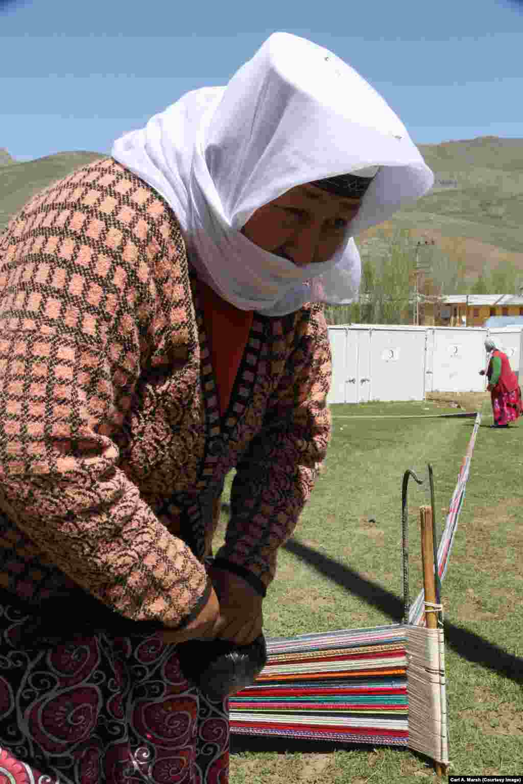 Женщина за изготовлением традиционных ковров в селе Улуу Памире, которые находятся на грани исчезновения. Ковры подешевке продаются посреднику в городе Ван. Лишь немногие женщины имеют оплачиваемую работу в качестве медсестры или помощника учителя в местной школе.