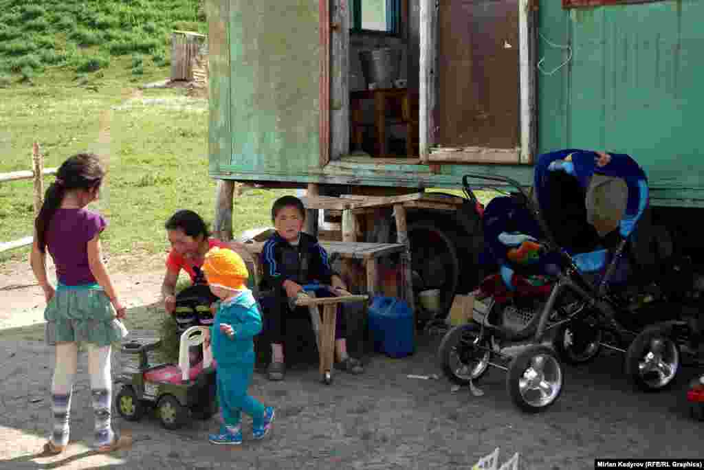 Эдиль больше десяти лет работает чабаном. Сегодня у него трое детей.&nbsp;