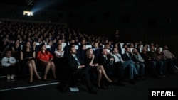 Глядачі з захопленням переглядають кінострічки