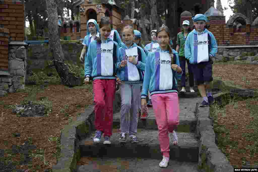 2015-жылдын май айы. Лагердеги эс алуучулар. 2014-жылы Орусия Крымды аннексиялап алгандан кийин лагерди реконструкциялоого миллиондогон доллар каражат бөлгөн. Азыр ал жерде Кремлдин саясатына ылайык маанай түзүлгөн. Профессор Маттиас Нойман белгилегендей, Москванын көзөмөлүндө "Артек" "орусиялык кайра жаралуунун үлгүсү жана советтик тарыхка көпүрө" катары "жаштардын акыл-эсин калыптандыруу, тарыхтын мамлекет бекиткен образын жайылтуу жана Орусия мамлекетине берилгендикти тарбиялоо" жайына айланды.