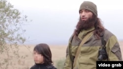 "Ислам мамлекети" тобунун согушкерлери буга чейин "орусиялык тыңчы" делген эки адамды кичине балага аттырганы тууралуу видео тараган.  
