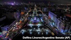 Акции за (слева) и против (справа) закона, разрешающего аборты до 14-й недели беременности. Фото из здания конгресса Аргентины.