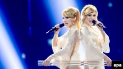 Ресейлік Анастасия мен Мария  Толмачевалар Eurovision байқауында. Копегаген, 5 мамыр 2014 жыл. 