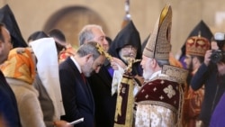 Վարչապետը կասկածի տակ է դնում կաթողիկոսի կուսակրոնությունը