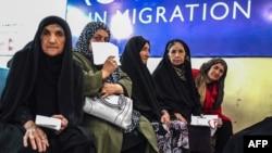 شماری از مهاجران اخراج شده ا ایران در بندر اسلام قلعۀ منتظر دریافت کمک از سازمان جهانی مهاجرت