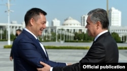 Кыргызстандын президенти Садыр Жапаров менен Түркмөнстандын башчысы Гурбангулы Бердымухамедов. 