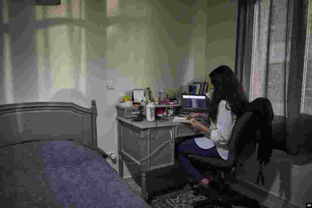 مستانه، که دانشجوی زبان فرانسه‌ای است، با قطع اینترنت دست‌وپنجه نرم می‌کرد و نمی‌توانست امتحان‌های نهایی آنلاین خود را بدهد. مادرش مریم می‌گوید آخرین روز جنگ ترسناک‌ترین روز بود.