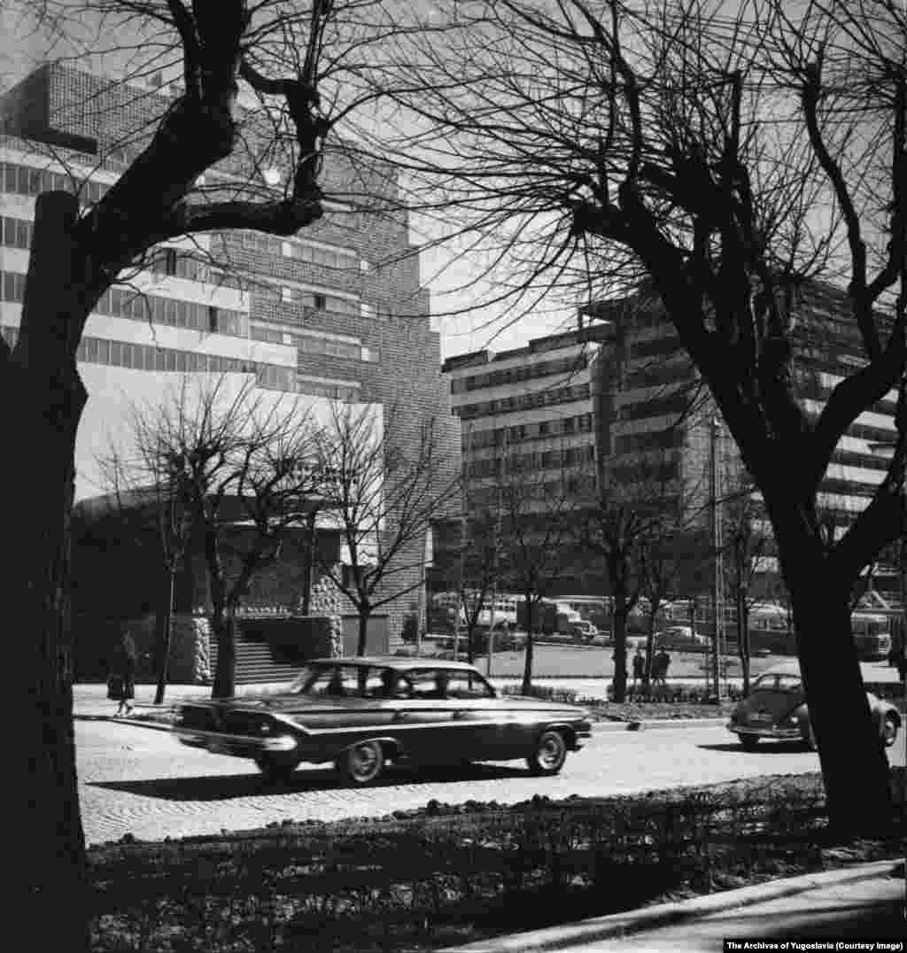Здание Генерального штаба Югославской народной армии в центре Белграда. Фото снято вскоре после завершения строительства в 1965 году.Здание было построено для размещения штаба югославских вооружённых сил и спроектировано с имитацией каньонов, окружающих реку Сутьеска на территории современной Боснии и Герцеговины, где произошло ключевое сражение Второй мировой войны