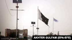 بیرق های پاکستان و طالبان در نزدیکی سرحد افغانستان 