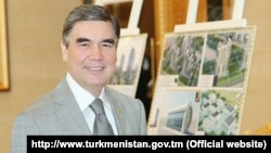G.Berdimuhamedow Aşgabat-sitiniň taslamalary bilen tanyşýar. 24-nji iýul, 2019 ý. TDH-nyň suraty.