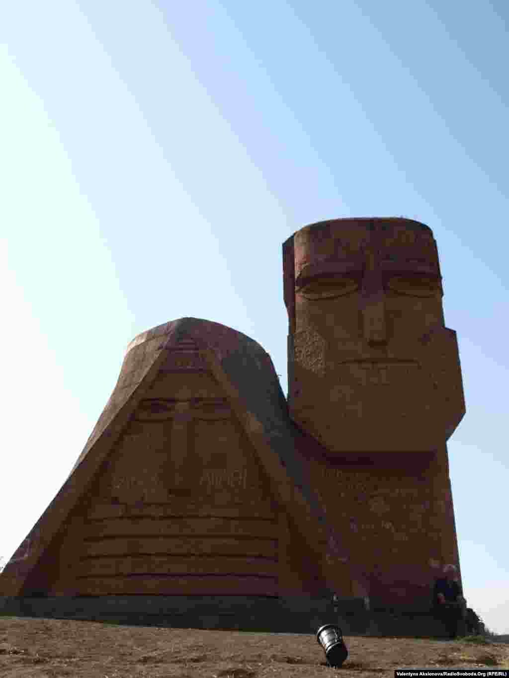 Найвідоміший символ Нагірного Карабаху, монумент &laquo;Ми &ndash; наші гори&raquo;.&nbsp;