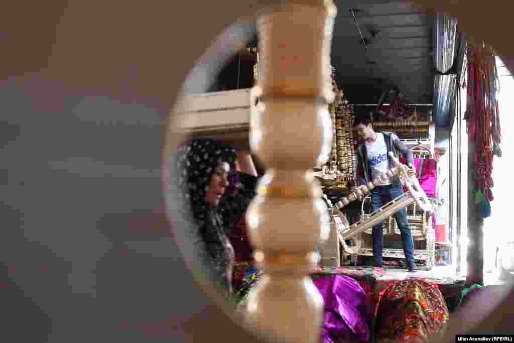 За гостинцами, конечно, нужно ехать на знаменитый городской базар.