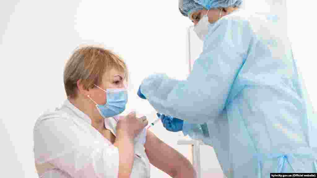 У Києві розпочато вакцинацію медичних працівників. Учора в місто надійшло 42 600 доз вакцини Oxford/AstraZeneca (Covishield). Вакцинування&nbsp; розпочали з медиків мобільних бригад з імунізації та Олександрівської лікарні, на базі якої минулого року було проліковано близько 7 тисяч пацієнтів із підтвердженим діагнозом COVID-19