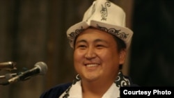 Төкмө акын Элмирбек Иманалиев (1978 - 2020).