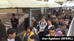 Қырғызстанның Қазақстанмен шекарасында кезекте тұрған  адамдар. 16 қазан 2017 жыл.