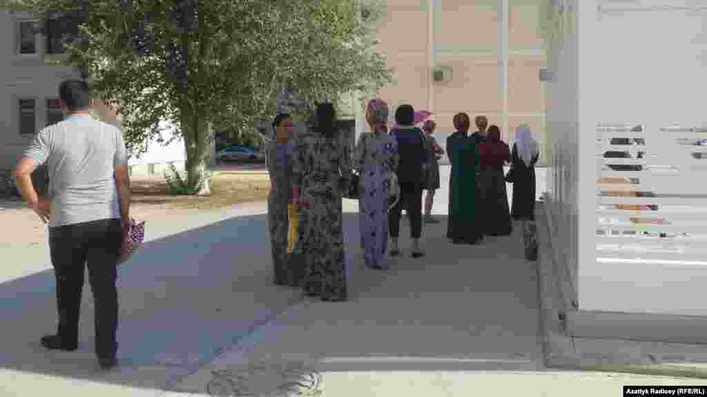 На открытых автобусных остановках Ашхабада пассажиры вынуждены прятаться от палящего солнца с тыльной стороны.&nbsp; &nbsp;