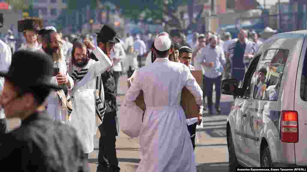 Не всі євреї – хасиди. Хасидизм – це містичне релігійно-філософське відгалуження юдаїзму