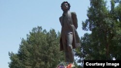 Тошкентдаги Пушкин ҳайкали кўчирилди