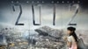 Девушка стоит рядом с постером к фильму "2012". Иллюстративное фото.