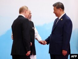 Президент России Владимир Путин (справа), премьер-минитр Индии Нарендра Моди и глава КНР Си Цзиньпин на саммите ШОС в китайском Тяньцзине, 1 сентября 2025 года