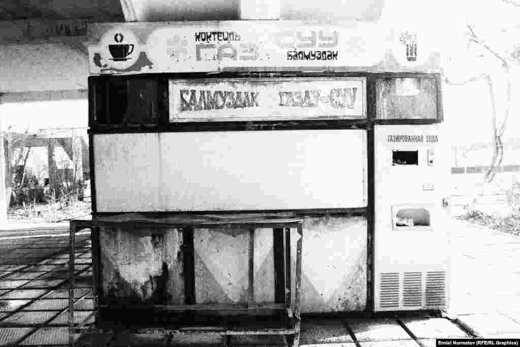 Советской газировки, мороженого и безалкогольных коктейлей в Оше сейчас, конечно, не найти. Но сохранились здания магазинов, в которых их продавали.&nbsp;