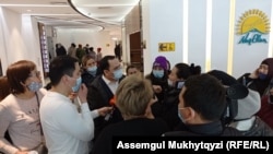 Многодетные матери, пришедшие в офис «Нур Отана», во время встречи с представителем партии власти. Нур-Султан, 22 февраля 2021 года.