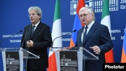 Armenia - Foreign Minister Edward Nalbandian (R) speaks at a joint news conference in Yerevan with his Italian counterpart Paolo Gentiloni, 8Nov2016.