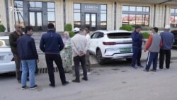 "Як хонаро ба чанд кас фурӯхтааст"