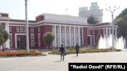 Душанбедаги парламент биноси.