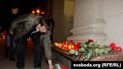 Цветы на месте взрыва в метро, Минск, 11 апреля 2011 г