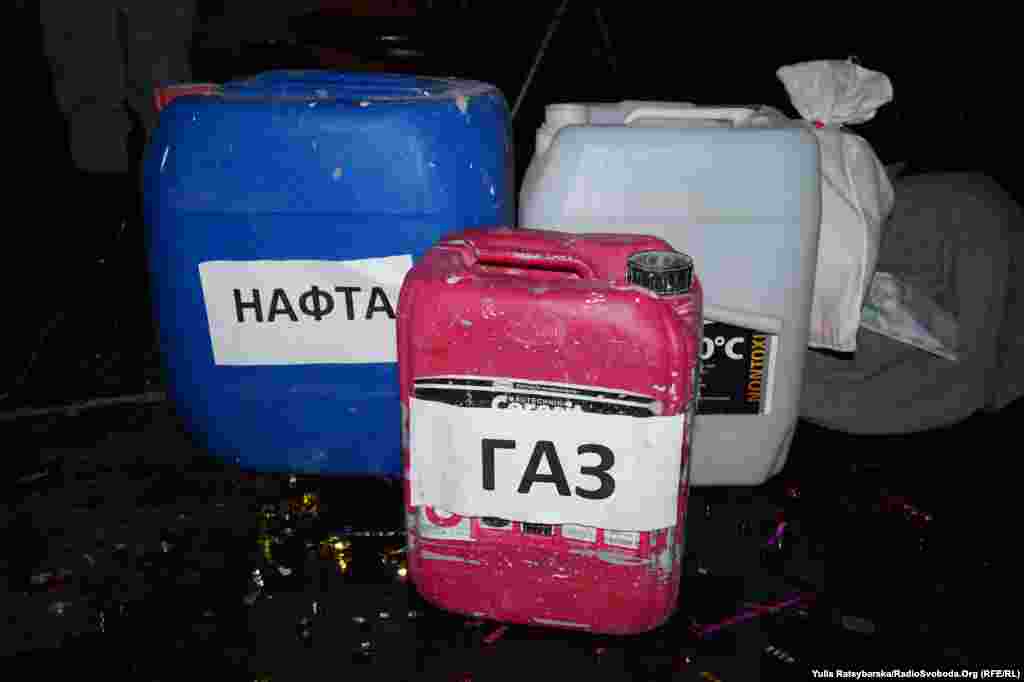 Реквізит акторів-аматорів зроблений з підручних засобів