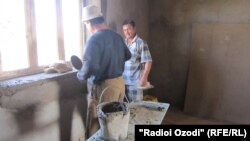 Школы в Таджикистане ремонтируют за счет денег, собранных у родителей учеников