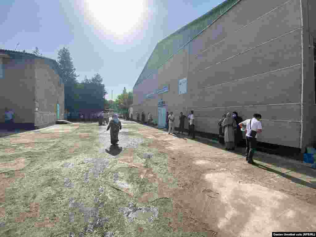 Ош шаарында шайлоого келгендердин кезеги.