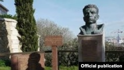 Միսակ Մանուշյանի հուշարձանը Փարիզի Իվրի գերեզմանատանը: