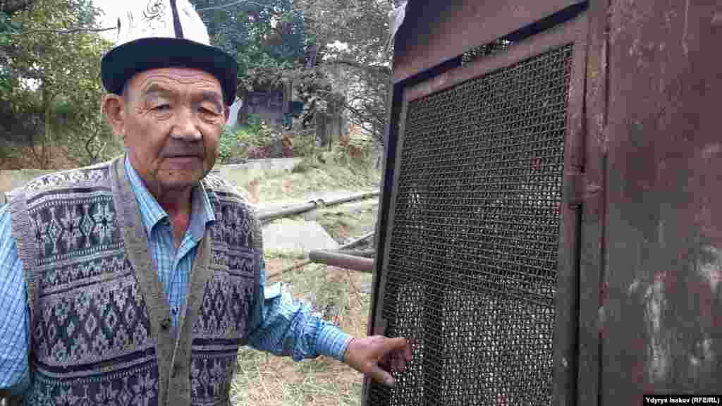 Кыязбек Исмаилов 2000-жылдан бери Дачада жашайт. Ош улуттук драма театрында электрик болуп иштеген Кыязбек Исмаилов Дачага келип, суу насосторун оңдоп калган. Дачадагы суу насосторунун &quot;кесели&quot; анча олуттуу болбосо Кыязбек өзү оңдой берет. Бирок анын акысы оозеки ыраазычылык айтуу менен гана бааланат.