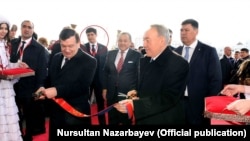 Младший зять президента Узбекистана Шавката Мирзияева Отабек Умаров (на фотографии на заднем плане) часто сопровождал своего тестя в зарубежных поездках.