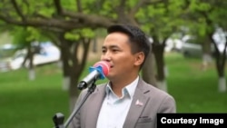 Акын Максат Жангазиев “Өрүкзар” эл аралык фестивалында. (Сүрөт "Жазуучулар союзунун" Фейсбуктагы баракчасынан алынды)