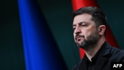 Повідомлення з’явилися під час поїздки президента України Володимира Зеленського до Туреччини, де він, попри повідомлення в медіа, не мав зустрічі зі спеціальним посланцем президента США Стівом Віткоффом