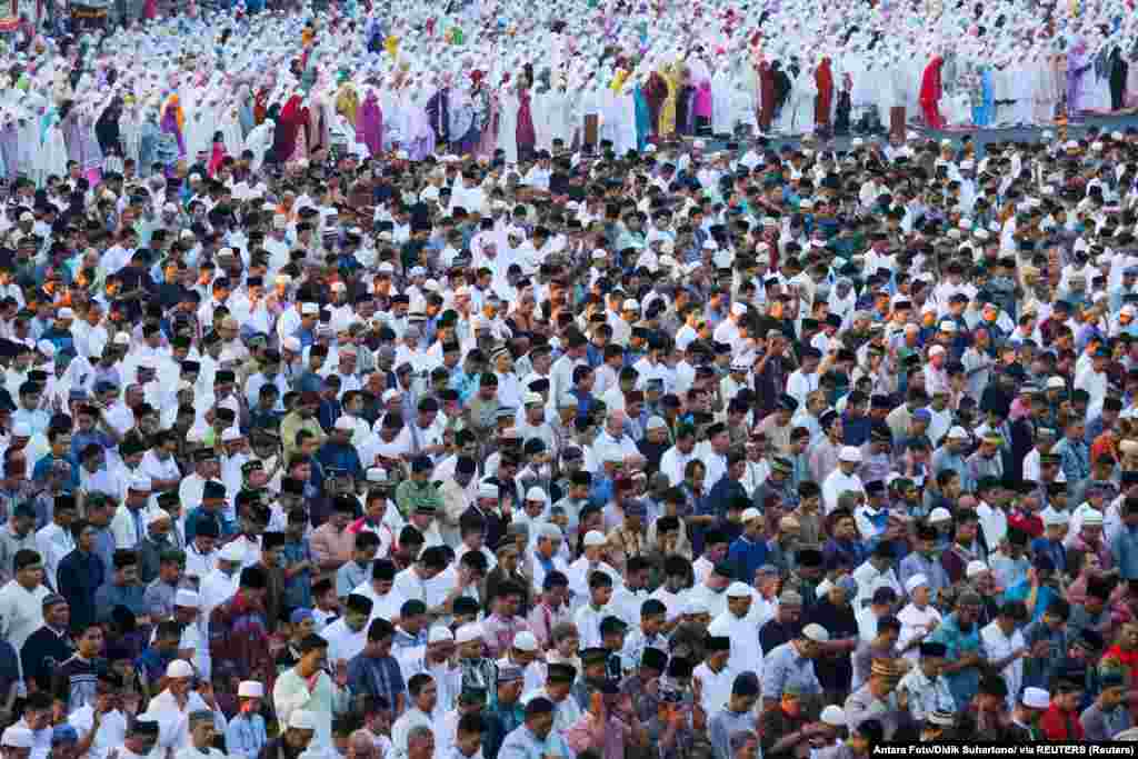 Жители Сурабая (Индонезия) читают утреннюю молитву. 15 июня 2018 года.