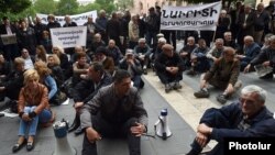 Бывшие и нынешние работники завода «Наирит» проводят сидячий пикет перед зданием правительства в Ереване, 14 мая 2015 г.