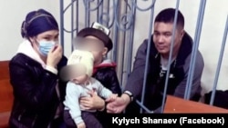 Активист Тилекмат Кудайберген уулу үй-бүлөсү менен сот залында.