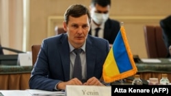 «Старший дипломат – це один із радників посольства Росії в Києві, його прізвище Черніков», – повідомив заступник міністра закордонних справ України Євген Єнін